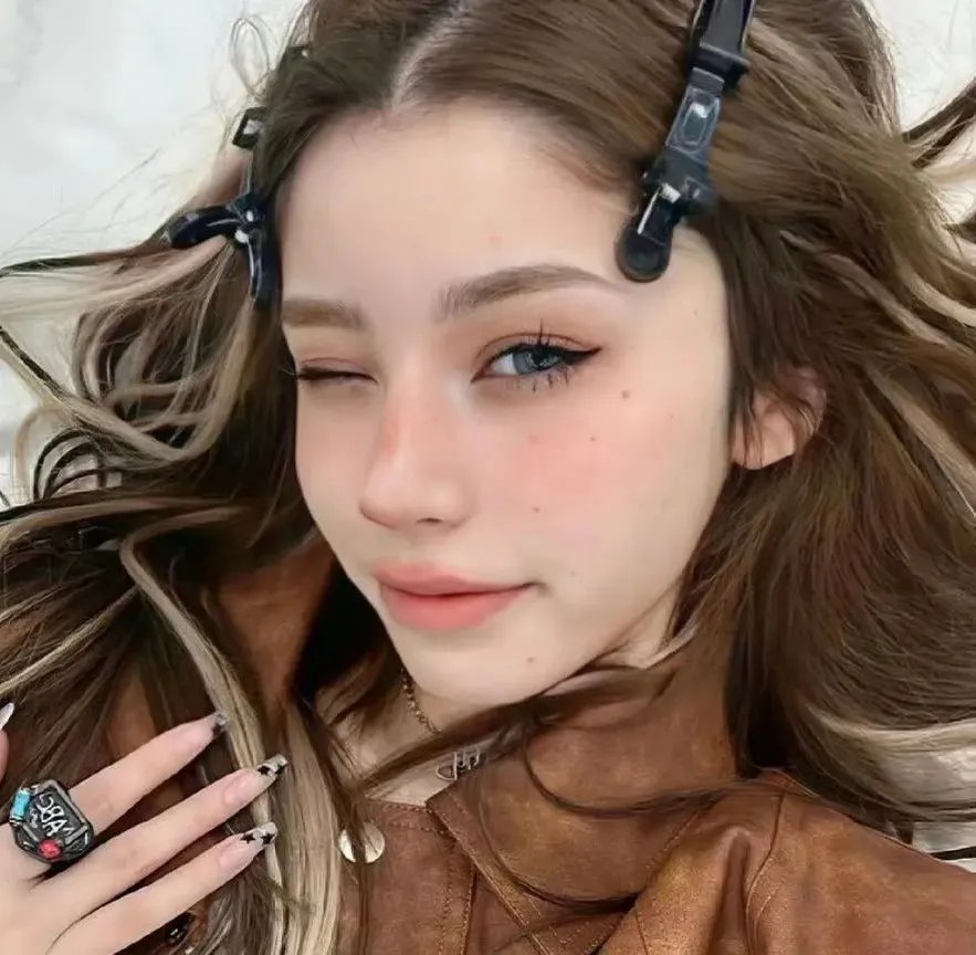 公寓里的两个女人